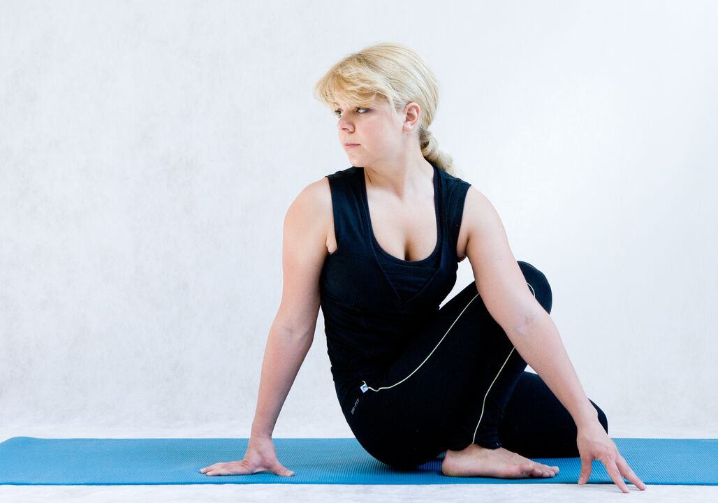 Esercizio gamba Prakshalana dallo yoga per la perdita di peso