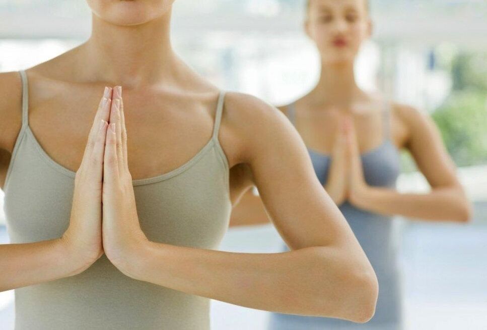 Le ragazze fanno yoga per perdere peso