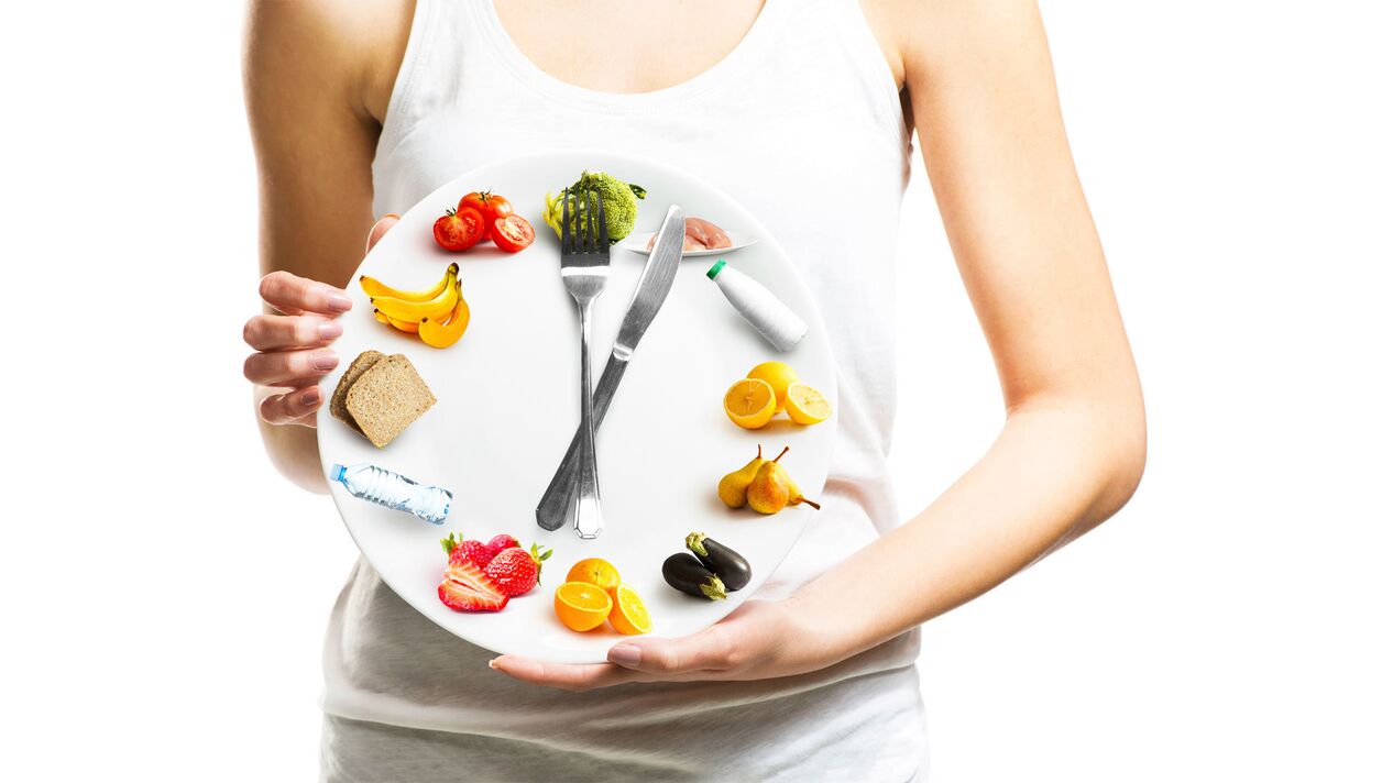La ragazza tiene un piatto con il cibo