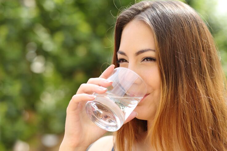 Tutto quello che devi fare nella dieta di una persona pigra è rimanere idratato