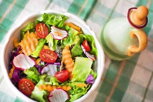 Insalata di verdure nella dieta cheto